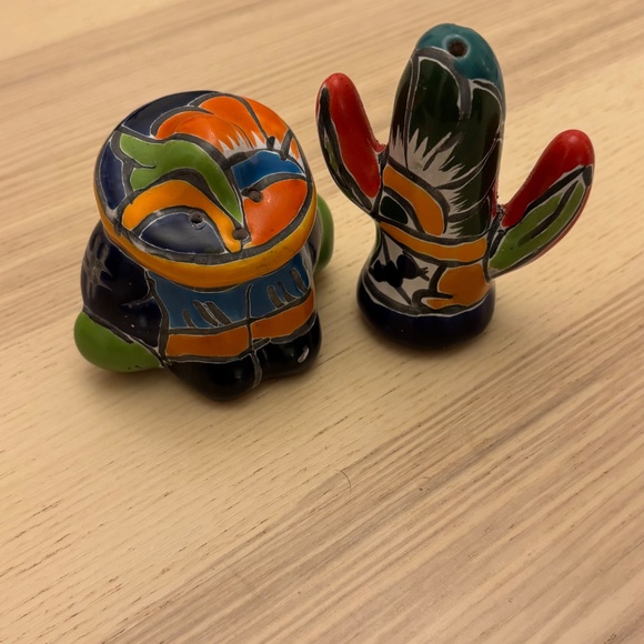 Mexican Talavera Salt & Pepper Shakers - Picture 2 of 4